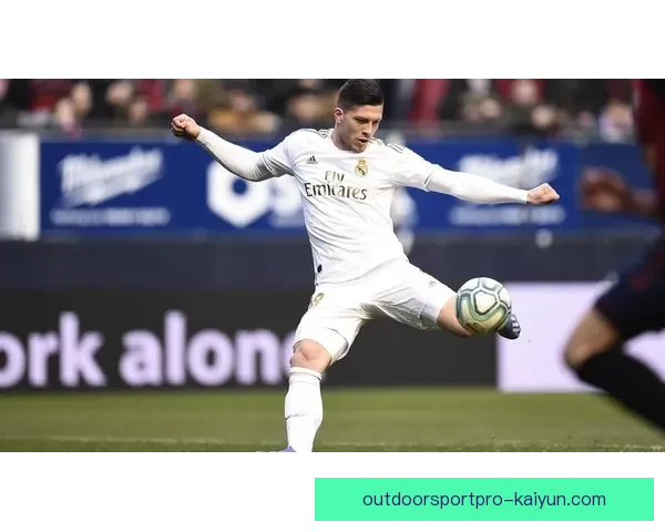 莫利纳精准传中助力球队获胜，状态回暖引发广泛关注